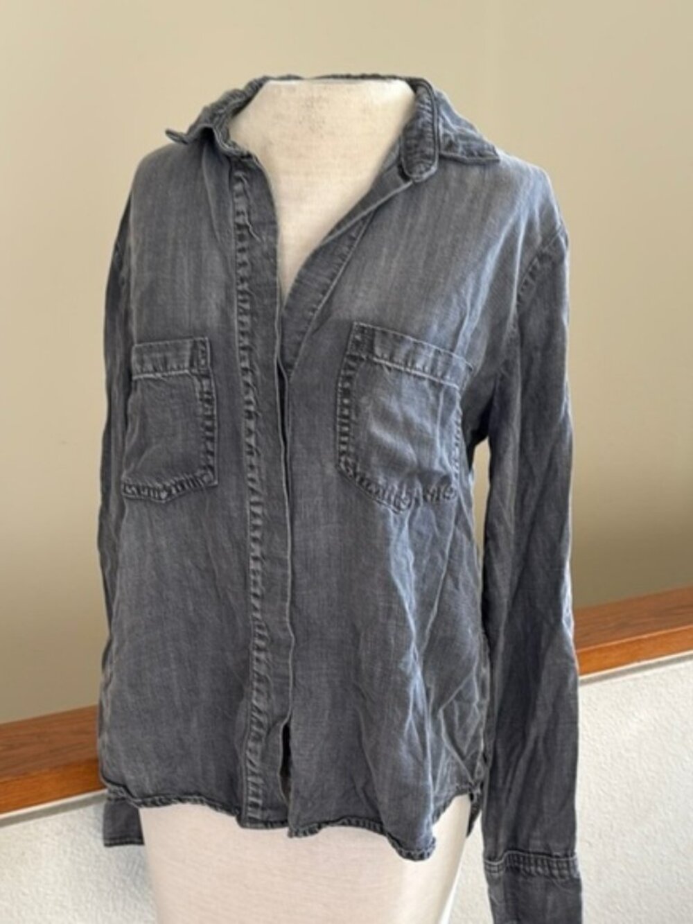 Cloth & Stone Charcoal Button-Up Shirt size small